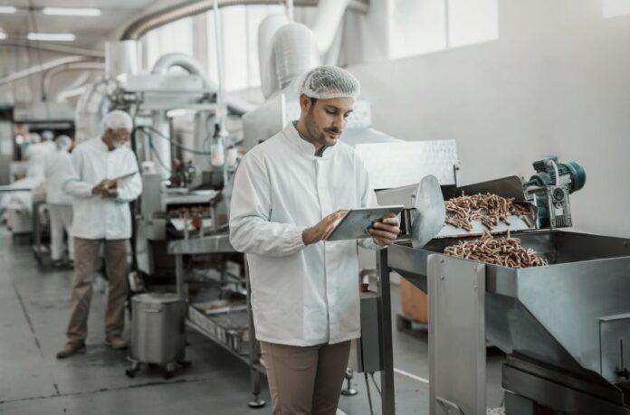 1176094666_supervisor-evaluating-quality-food-food-plant-while-holding-tablet-Dayinlife-FoodBev_Getty 1176094666_supervisor-evaluating-quality-food-food-plant-while-holding-tablet-Dayinlife-FoodBev_Getty